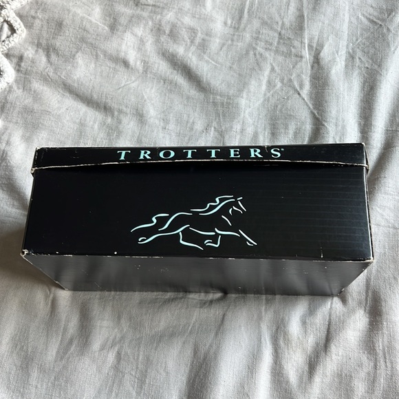 Trotters “Molly” navy loafer. Size 8.5 NARROW (2A) - Picture 6 of 7